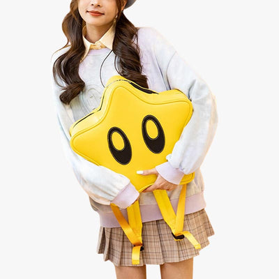 Une femme tient dans les bras un sac lolita kawaii de couleur jaune et en forme d'étoile