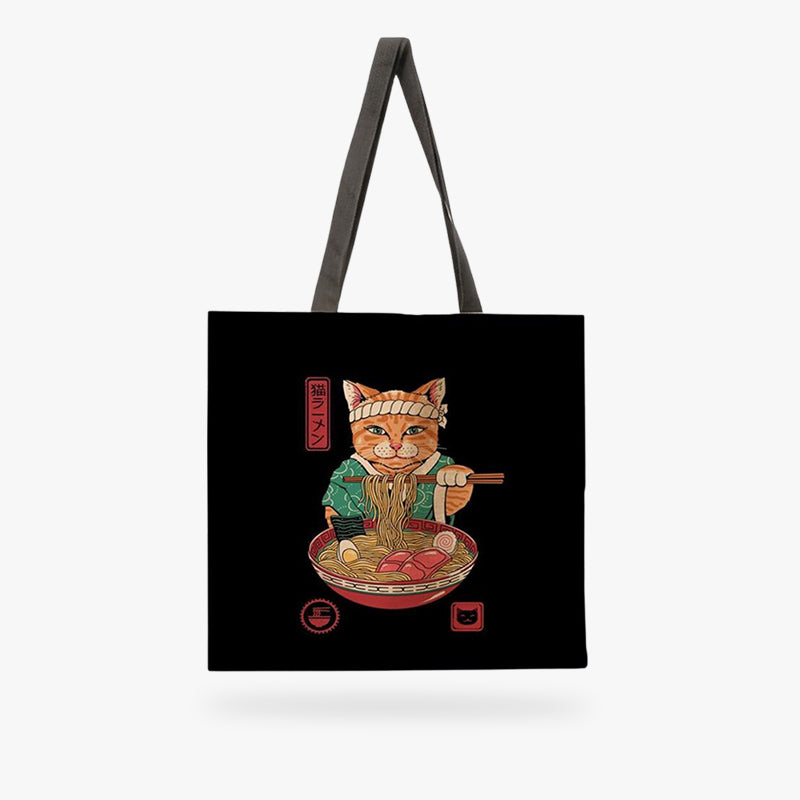 Emportez la chance avec vous grâce au sac Maneki Neko, orné du célèbre chat porte-bonheur japonais dans un design plein de charme.