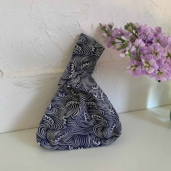 Ce sac motif japonais est imprimés avec des vagues. C'est un sac japonais à main avec un noeud