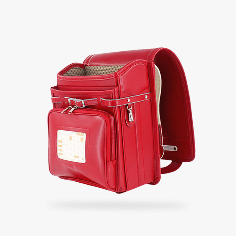 Ce sac randoseru rouge est pratique avec de multiples poches. C 'est un sac japonais traditionnel