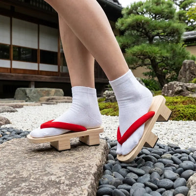 Geta bois portée avec kimono rose