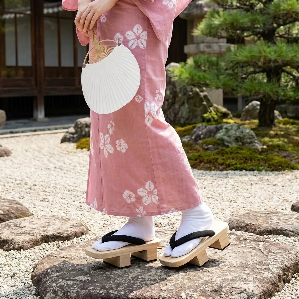 Sandales Geta japonaises portées avec un kimono rose
