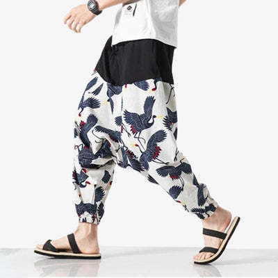 Ce sarouel tsuru est un pantalon japonais imprimé avec le mythique motif de la grue japonaise