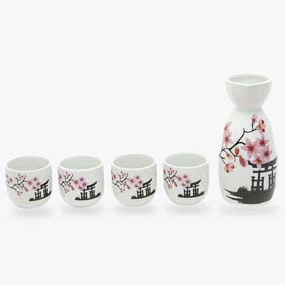 Service à saké japonais avec quatre tasses et une bouteille, décorées du Torii et de fleurs de sakura