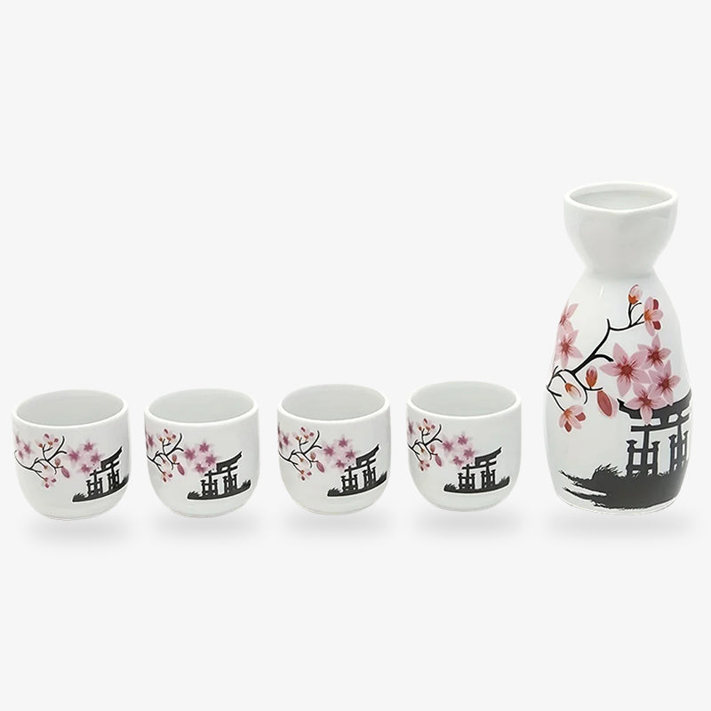 Service à saké japonais avec quatre tasses et une bouteille, décorées du Torii et de fleurs de sakura