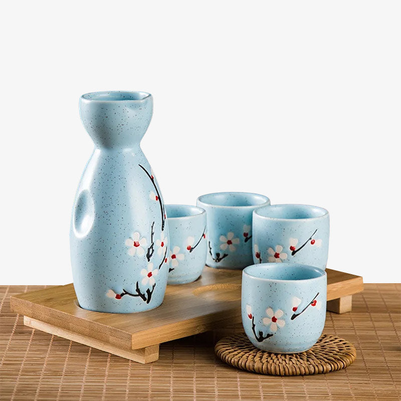 Service à saké japonais traditionnel orné de fleurs de sakura, en céramique fine