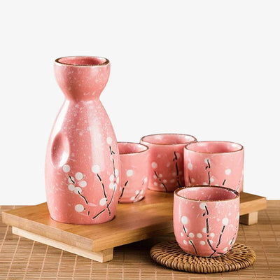 Service à saké japonais orné d'un motif floral traditionnel sakura, idéal pour partager un moment convivial
