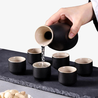 Service à saké en céramique noire avec carafe et six coupelles pour une expérience japonaise authentique
