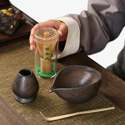 Service à thé complet composé d'un bol à matcha en céramique japonaise, incontournable pour les amateurs de thé, avec un chasen et un chashaku