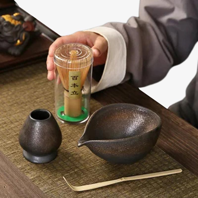 Service à thé complet composé d'un bol à matcha en céramique japonaise, incontournable pour les amateurs de thé, avec un chasen et un chashaku