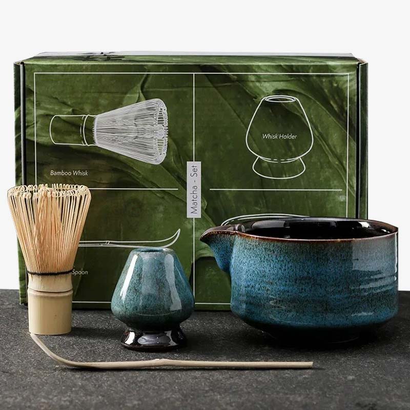 Le service à thé matcha comprenant un fouet chasen, un bol chawan, spatule chashaku, et le support a fouet en céramique