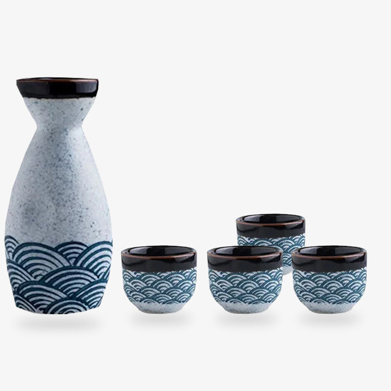 Set à saké vintage au style japonais classique, idéal pour les collectionneurs et amateurs de vaisselle traditionnelle japonaise. Set à saké japonais en céramique orné du motif seigaiha