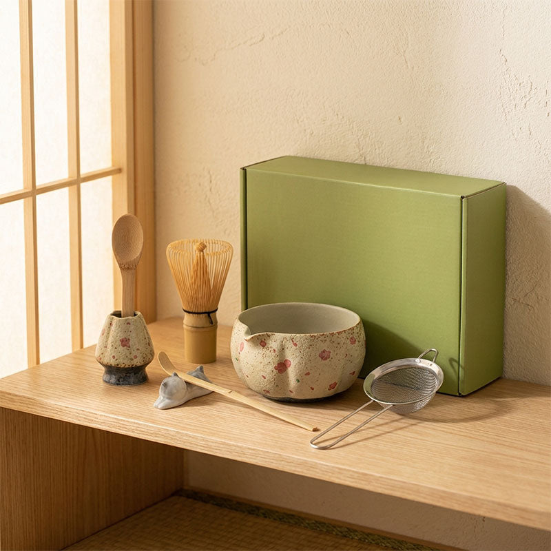 Set à matcha cérémoniel en céramique avec bol fleuri et accessoires