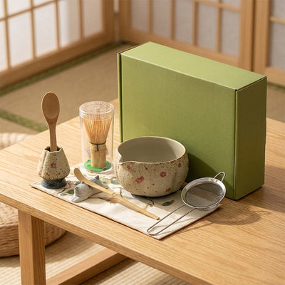 Un beau set à matcha avec coffret vert posé sur une table en bois