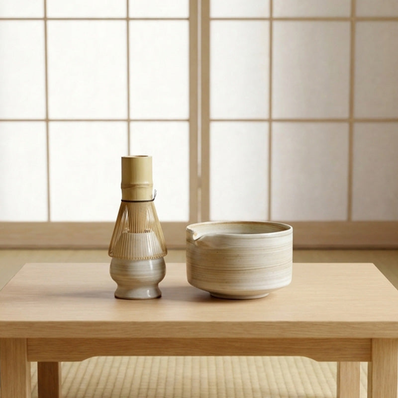 Set matcha japonais avec bol en céramique et fouet en bambou sur une table en bois