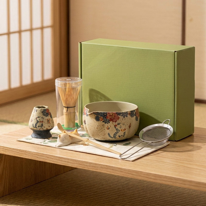 Set matcha japonais avec bol à motif de chat et fleurs et coffret cadeau vert sur bois