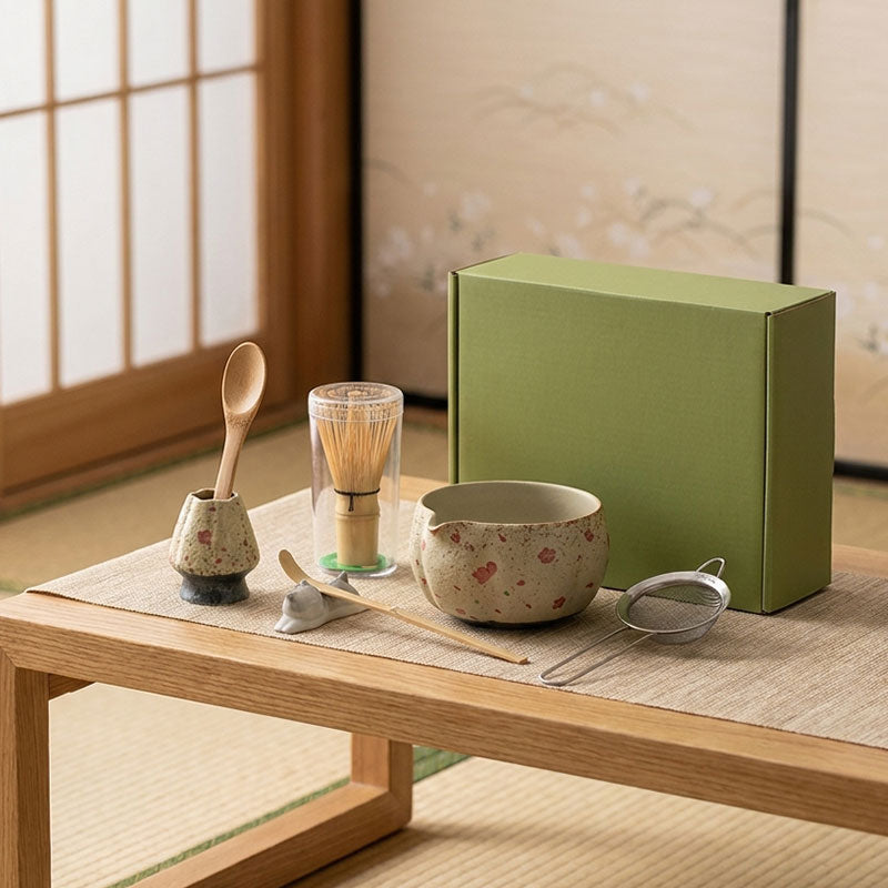 Un magnifique set à matcha avec coffret vert dans une pièce japonaise traditionnelle