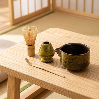 Set de préparation du thé en céramique sur une table en bois dans une pièce japonaise traditionnelle