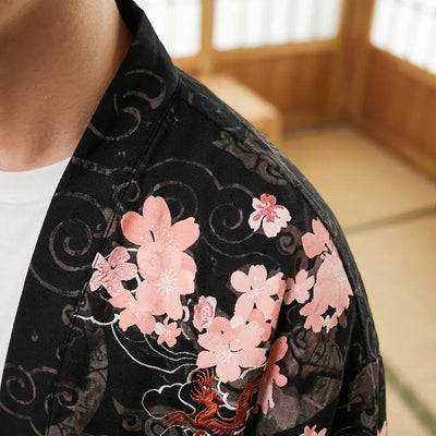Gros plan sur le tissu et la manche du kimono dragon homme