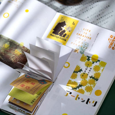 Des stickers Washi japonais Vintage sont collées sur les feuilles d'un cahier aux pages blanches