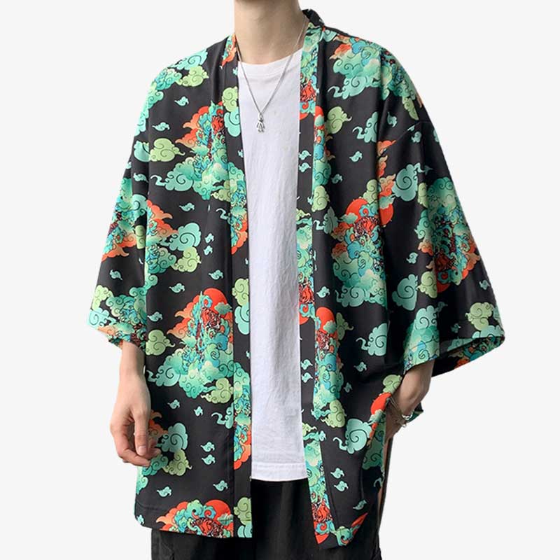 Un homme est habillé avec un streetwear haori. La veste Kimono est imprimé avec des motifs japonais de nuages. Aussi appelé Kumo