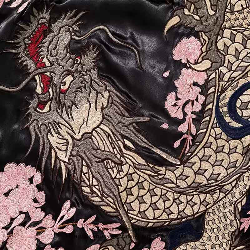 Sukajan bomber dragon à la broderie vibrante, alliant art traditionnel et mode contemporaine