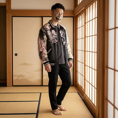 Homme portant une veste souvenir brodée d'un dragon et de fleurs dans une pièce japonaise traditionnelle