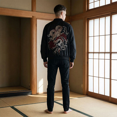 Broderie détaillée d'un dragon sur un sukajan noir dans une pièce traditionnelle japonaise