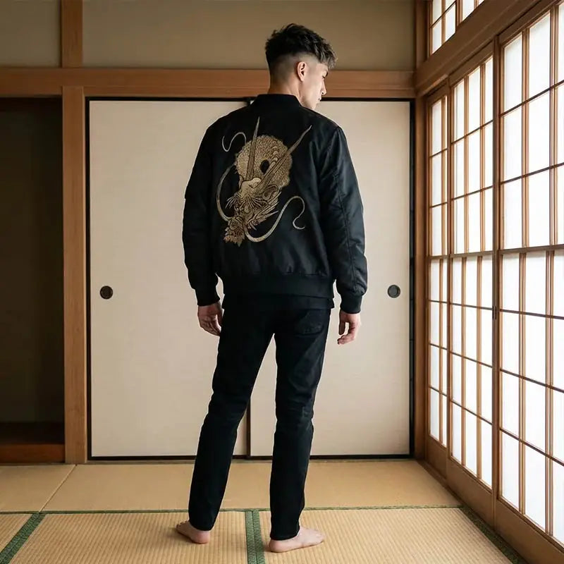 Sukajan Dragon porté par un homme dans une pièce japonaise traditionnelle, vue de face