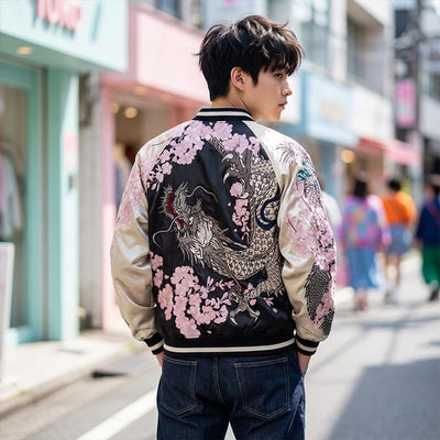 Personne portant un sukajan brodé avec motifs de dragon et de fleurs dans une rue de Harajuku