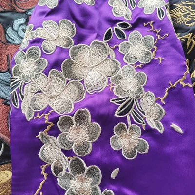 Motif sakura brodé sur une veste sukajan évoquant la beauté du printemps japonais