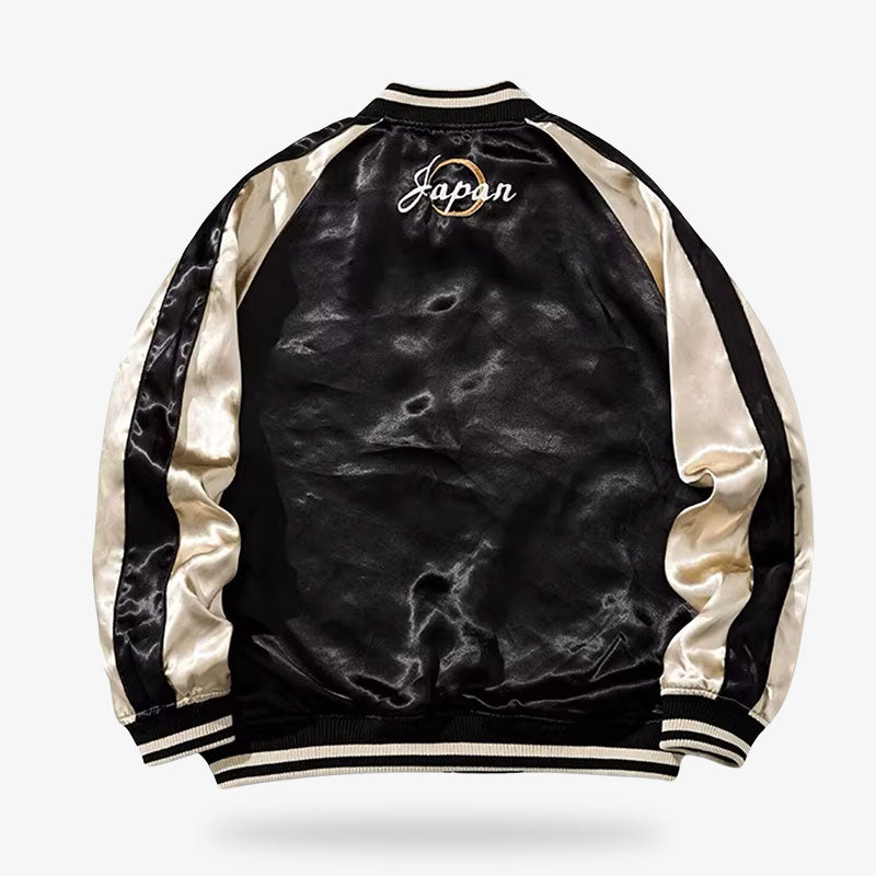 Sukajan noir orné d'une broderie japonaise, entre mode harajuku et streetwear contemporain