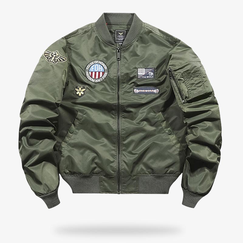 Cette veste sukajan tiger jacket est un bomber japonais de couleure verte avec des patch de l'armé des USA