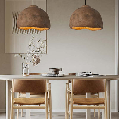 Deux lustres wabi sabi japonais avec table blanche et chaises en bois
