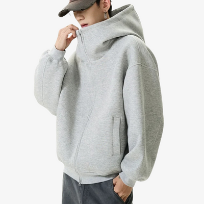 Homme portant un sweat Harajuku au design streetwear oversize inspiré de la scène mode de Tokyo