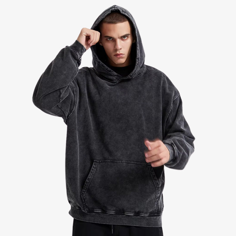 Un homme porte un sweat Harajuku à coupe oversize et graphisme minimaliste, symbole du streetwear japonais audacieux