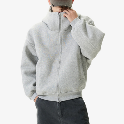 Homme portant un sweat Harajuku Lovers au design minimaliste inspiré du street de Tokyo