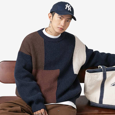 Homme portant un sweat oversize japonais avec bonnet