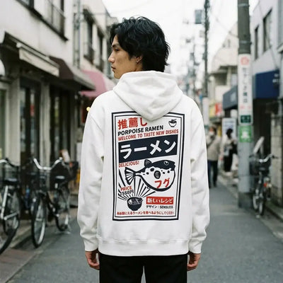 Vue de dos du sweat blanc montrant le grand imprimé rétro façon affiche de menu de ramen.