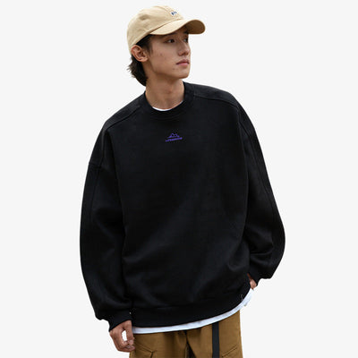 Sweat streetwear japonais au design minimaliste noir, à manches longues, porté par un homme habillé tout en noir, mélange spandex et polyester