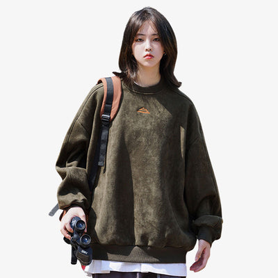 Une femme porte un sweat de style japonais vert vif, confectionné en spandex et polyester pour un confort et un style élégants