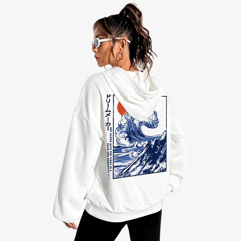 Ce sweat vague kanagawa est blanc en coton avec un imprimé dans le dos de la Grande Vague de Kanagawa d'Hokusai, alliant art japonais et style moderne.
