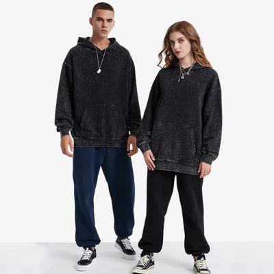 Un homme et une femme portent des sweats Harajuku Tokyo, dans un style streetwear japonais