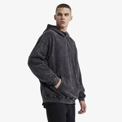 Sweats streetwear Harajuku aux imprimés marquants et coupes amples, reflet de la culture mode dynamique de Tokyo