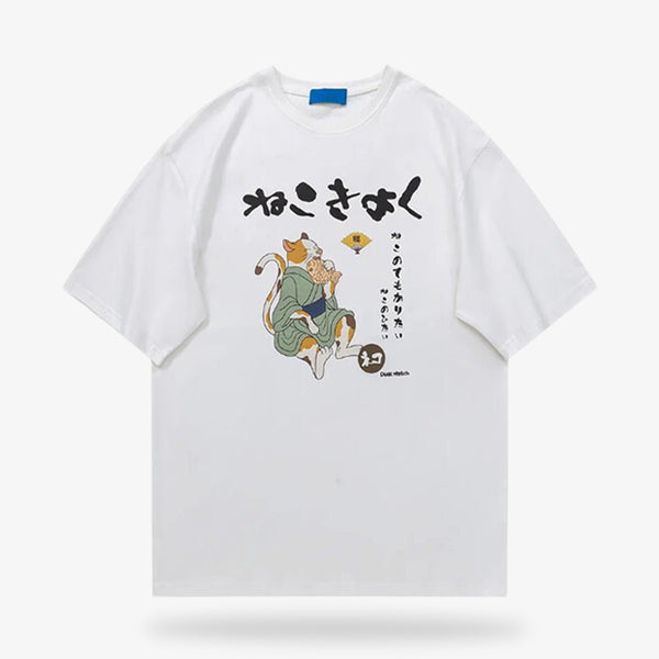 Ce vêtement à la coupe oversize est un t shirt avec ecriture japonaise. Le coton blanc est imprimé avec un dessin de chat maneki neko habillé en Kimono. Des kanji noirs sont écrits sur le t-shirt japonais blanc