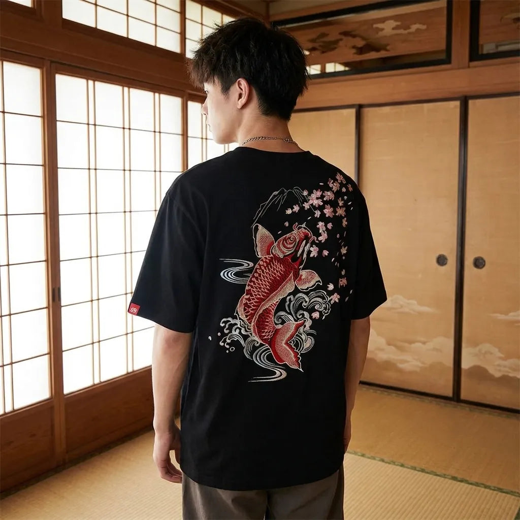 T-shirt carpe koi blanc porté avec un pantalon large