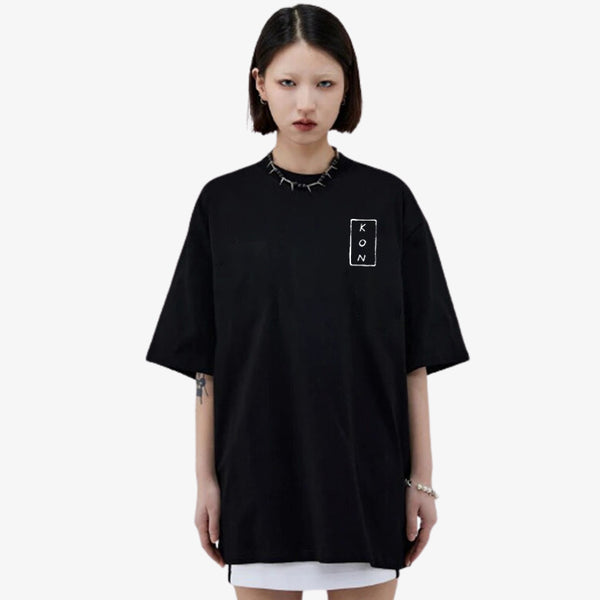 Une femme japonaise est habillée avec un t-shirt chainsaw man de couleur noire et en matière 100% coton. Kon est le mot qui permet au personnage Aki d'appeler le démon Kitsune