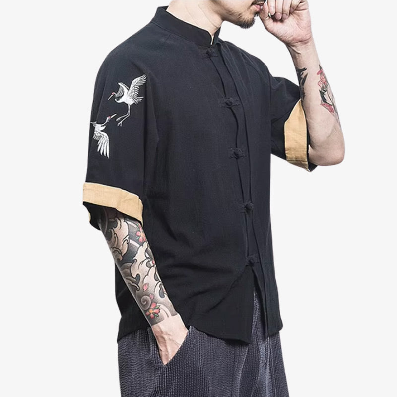 Homme portant un t-shirt au design japonais avec des grues Tsuru brodées, symboles traditionnels japonais