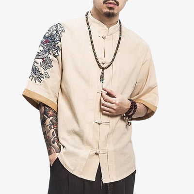 Un homme porte un t-shirt dragon japonais avec un motif de dragon puissant brodé, inspiré de la mythologie japonaise traditionnelle, idéal pour un look streetwear affirmé