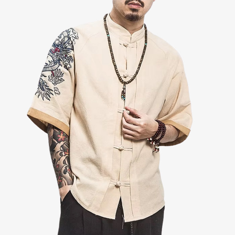 Un homme porte un t-shirt dragon japonais avec un motif de dragon puissant brodé, inspiré de la mythologie japonaise traditionnelle, idéal pour un look streetwear affirmé